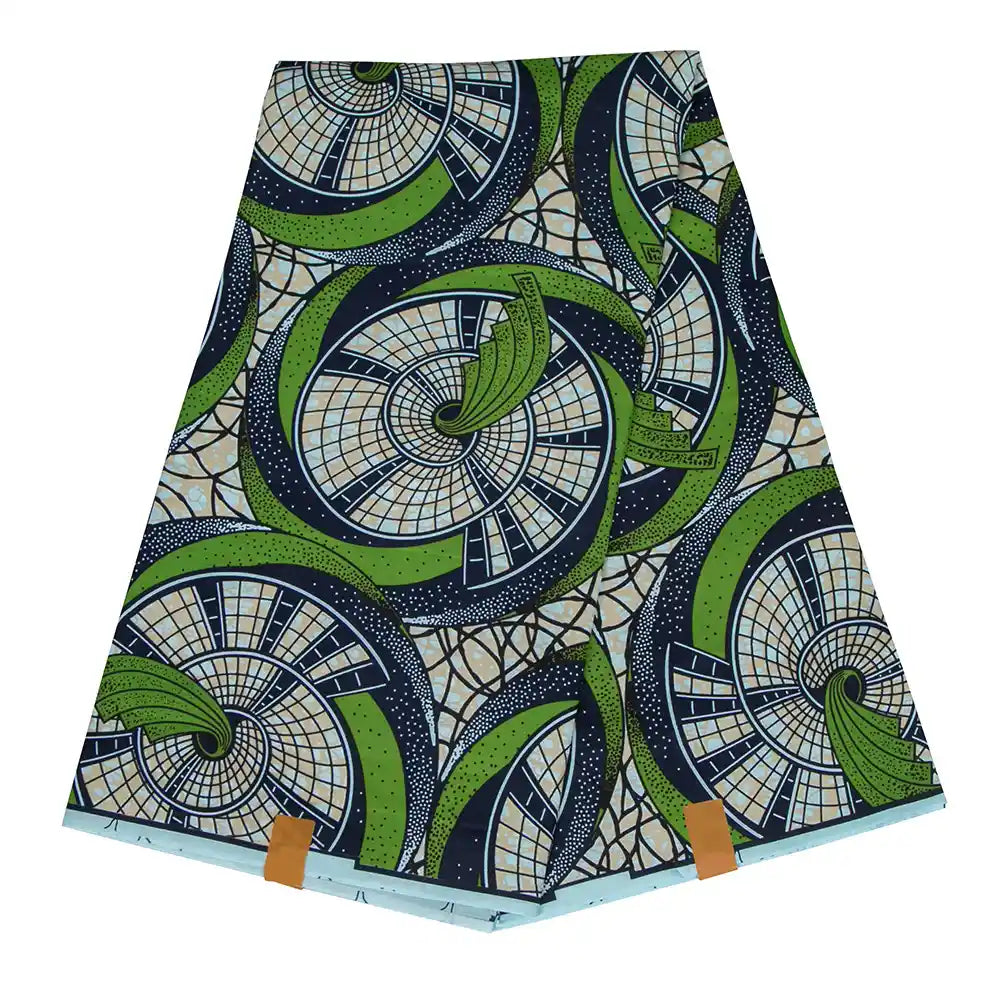 Un pli Longan Craft France Tissu wax africain Ankara coloré au mètre présente un motif géométrique en spirale et courbé dans des tons vert, bleu marine, crème et bleu clair. Deux étiquettes de couleur havane sont fixées sur le bord inférieur.