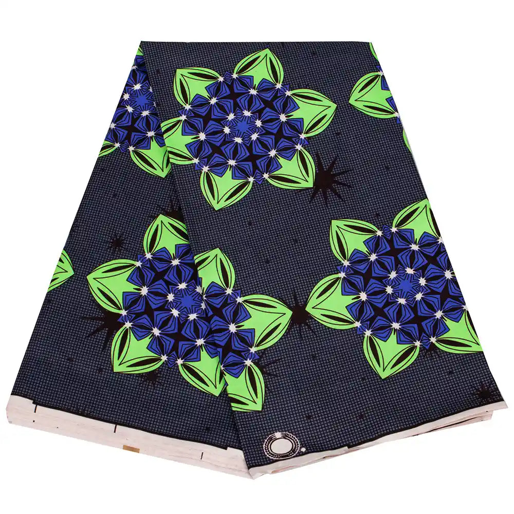 Un morceau plié de Tissu wax africain Ankara coloré au mètre par Longan Craft France, avec un imprimé géométrique et floral bleu-vert, des accents noirs, et des formes de feuilles sur un fond noir pointillé - parfait pour divers styles vestimentaires.