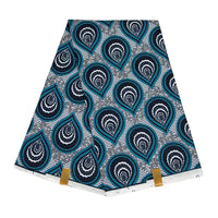 Un morceau plié de Longan Craft France Tissu wax africain Ankara coloré avec des motifs bleus, noirs et blancs en forme de gouttes, avec des clips dorés à la base pour maintenir le tissu en place. Textile tendance pour différents styles vestimentaires.