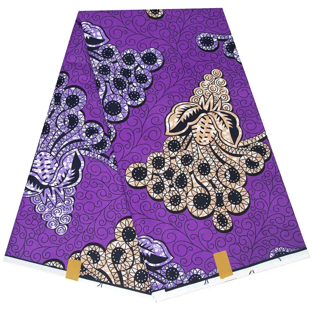 Un morceau plié de Tissu wax africain Ankara coloré au mètre par Longan Craft France présente un fond violet vibrant avec des motifs floraux abstraits noirs, beiges et blancs, parfaits pour des styles vestimentaires audacieux et colorés.