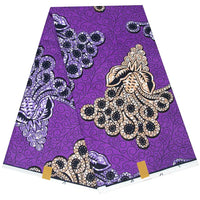 Un morceau plié de Tissu wax africain Ankara coloré au mètre par Longan Craft France présente un fond violet vibrant avec des motifs floraux abstraits noirs, beiges et blancs, parfaits pour des styles vestimentaires audacieux et colorés.