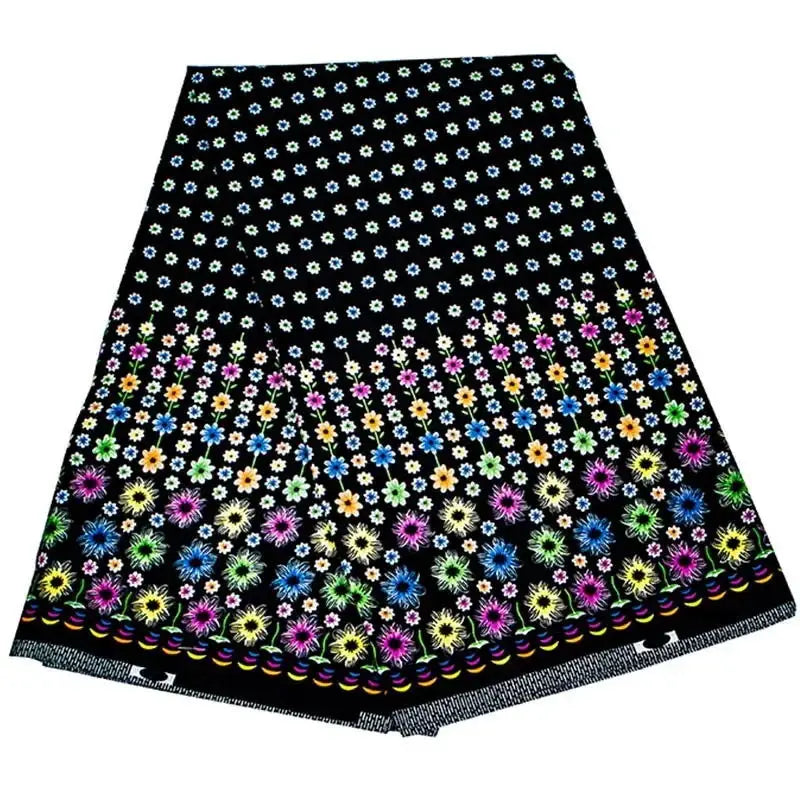 Le Tissu wax africain Ankara coloré au mètre de Longan Craft France présente un motif floral vibrant avec des fleurs plus grandes en bas et plus petites en haut, idéal pour les styles vestimentaires à la mode.