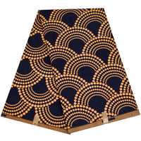 Le Longan Craft France Tissu wax africain Ankara coloré au mètre présente des demi-cercles en pointillés orange sur fond bleu foncé et est maintenu par deux clips dorés - parfait pour les styles vestimentaires branchés.