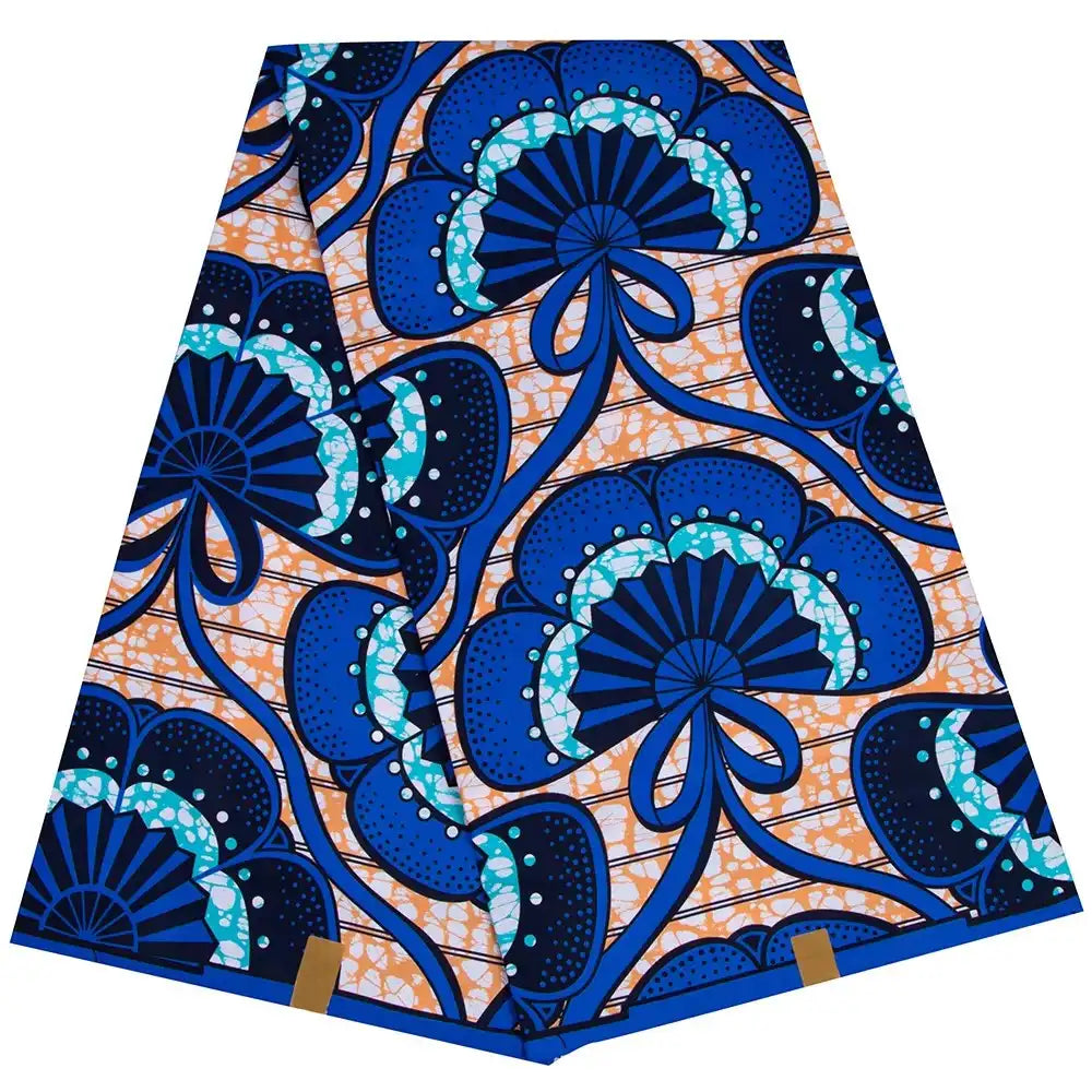 Découvrez le tissu wax africain Ankara coloré au mètre de Longan Craft France, avec un motif floral audacieux bleu, noir et blanc sur fond orange et blanc, inspiré des motifs classiques du wax africain. Idéal pour divers styles de vêtements tendance.