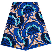 Découvrez le tissu wax africain Ankara coloré au mètre de Longan Craft France, avec un motif floral audacieux bleu, noir et blanc sur fond orange et blanc, inspiré des motifs classiques du wax africain. Idéal pour divers styles de vêtements tendance.