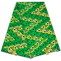 Un morceau plié de Tissu wax africain Ankara coloré par Longan Craft France présente des triangles géométriques verts, jaunes et noirs en rangées, avec deux étiquettes jaunes sur le bord inférieur - parfait pour les styles vestimentaires à la mode.