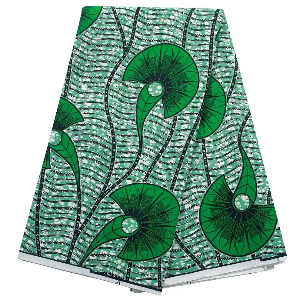 Le tissu Longan Craft France wax africain Ankara au mètre présente de grandes feuilles vertes veinées et des motifs circulaires sur fond ondulé vert et blanc, idéal pour divers styles de vêtements tendance.