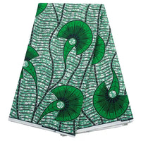 Le tissu Longan Craft France wax africain Ankara au mètre présente de grandes feuilles vertes veinées et des motifs circulaires sur fond ondulé vert et blanc, idéal pour divers styles de vêtements tendance.
