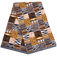 Un morceau plié de Longan Craft France Tissu wax africain Ankara, présentant un patchwork géométrique en marron, noir, blanc et beige avec des zigzags, des rayures, des carrés et des spirales - un textile tendance parfait pour divers styles vestimentaires.