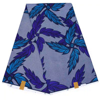 Ce tissu plié de Longan Craft France, qui présente un motif de feuilles bleues et violettes sur fond clair, ce Tissu wax africain Ankara coloré au mètre est parfait pour des styles vestimentaires vibrants et branchés.