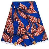 Le Tissu wax africain Ankara coloré au mètre de Longan Craft France présente des motifs abstraits audacieux en bleu, rouge, blanc et noir avec des formes courbes et ondulées et des détails géométriques inspirés des vibrants imprimés wax africains.