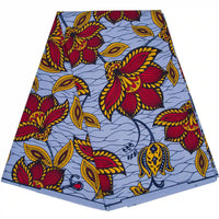 Un pliage en Tissu wax africain Ankara coloré par Longan Craft France, représentant de grandes fleurs rouges et jaunes avec des contours noirs sur un fond bleu clair avec de subtiles lignes ondulées.