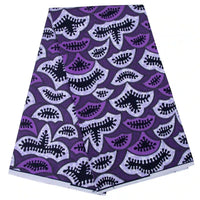 Le Tissu wax africain Ankara coloré au mètre de Longan Craft France présente un vibrant motif de feuilles ou de coquillages violet, blanc et noir avec des détails complexes de points et de lignes - idéal pour des vêtements à la mode dans divers styles.