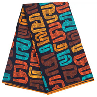 Le Tissu wax africain Ankara coloré au mètre de Longan Craft France présente un motif géométrique abstrait audacieux en orange, rouge, sarcelle et jaune sur bleu marine foncé - un textile parfait pour divers styles vestimentaires.