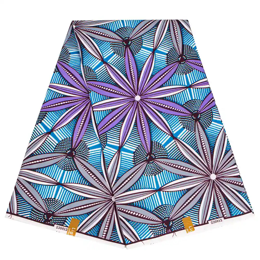 Le Tissu wax africain Ankara coloré au mètre de Longan Craft France présente un motif géométrique avec de grandes fleurs étoilées en violet, gris et noir sur un fond rayé bleu et blanc, ainsi que deux étiquettes jaunes sur le bord inférieur.