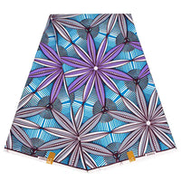 Le Tissu wax africain Ankara coloré au mètre de Longan Craft France présente un motif géométrique avec de grandes fleurs étoilées en violet, gris et noir sur un fond rayé bleu et blanc, ainsi que deux étiquettes jaunes sur le bord inférieur.