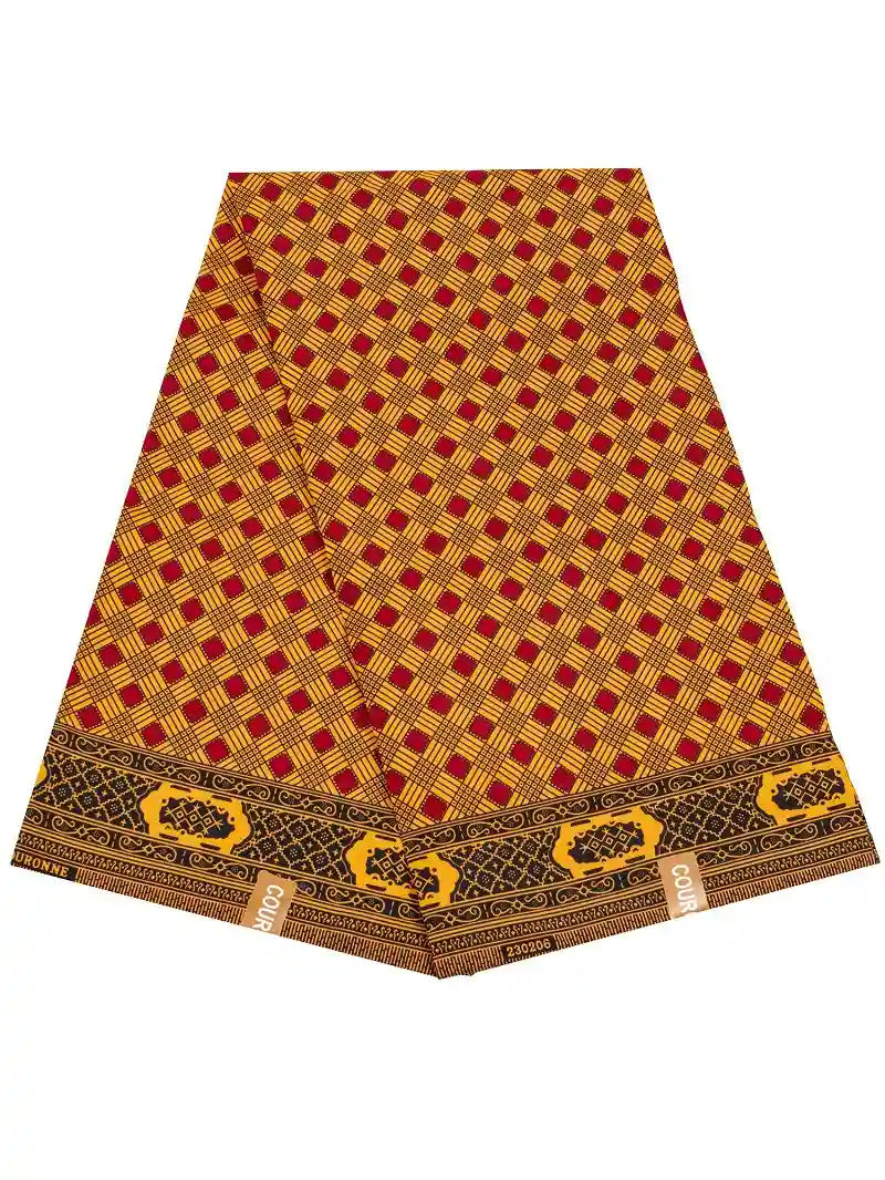 Le tissu wax africain plié de Longan Craft France présente un motif à carreaux jaunes et rouges avec des bordures détaillées noires et jaunes, des étiquettes marron indiquant "CAPUCUK", et est vendu au mètre pour les styles vestimentaires tendance d'Ankara.