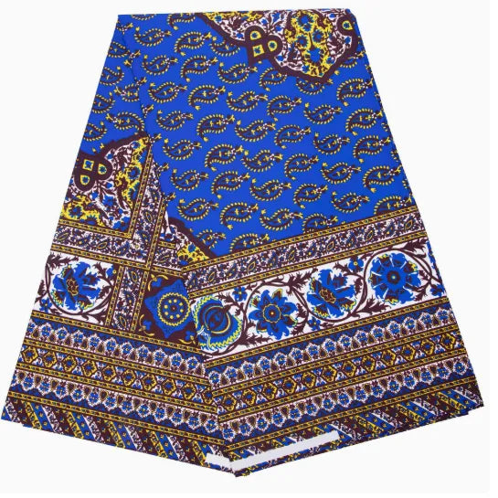 Un morceau plié de Tissu wax africain Ankara coloré par Longan Craft France, présentant des motifs floraux et géométriques bleus, jaunes et bruns sur un fond blanc uni - un textile parfait pour des vêtements élégants.