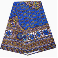 Un morceau plié de Tissu wax africain Ankara coloré par Longan Craft France, présentant des motifs floraux et géométriques bleus, jaunes et bruns sur un fond blanc uni - un textile parfait pour des vêtements élégants.