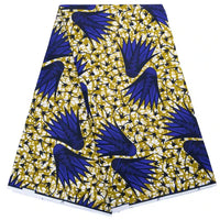 Fabriqué par Longan Craft France, ce tissu Ankara wax vibrant présente de grandes formes bleues et noires ressemblant à des oiseaux sur un fond de motifs abstraits jaunes et blancs - un choix élégant pour divers styles de vêtements.