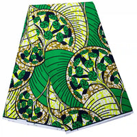 Un morceau plié de Longan Craft France Tissu wax africain Ankara coloré au mètre, présentant un motif géométrique audacieux vert, jaune, noir et blanc avec des motifs répétitifs circulaires et en forme de feuilles - idéal pour divers styles vestimentaires.