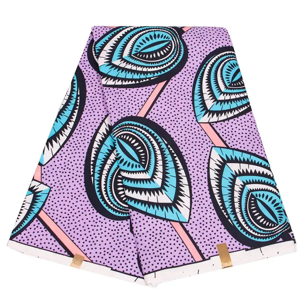 Le tissu wax africain Ankara coloré au mètre de Longan Craft France présente un fond violet, des points noirs, de grandes feuilles abstraites bleues, blanches et noires, et de fines touches roses en diagonale - parfait pour les styles vestimentaires africains à la mode.