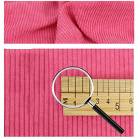 Deux images présentent le Velours côtelé coton 8 côtes uni au mètre de Longan Craft France. L'image du haut montre le tissu rose plié, et celle du bas zoome avec une règle et une loupe, mettant en valeur sa texture - parfaite pour des projets de couture, de bricolage ou de décoration.