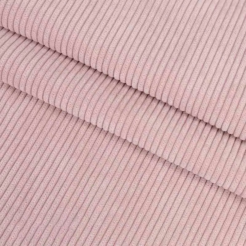 Gros plan sur trois plis de Velours côtelé coton 8 côtes uni au mètre de Longan Craft France, montrant sa texture nervurée - idéale pour la couture, le bricolage et tous les projets nécessitant un tissu en coton de qualité supérieure.