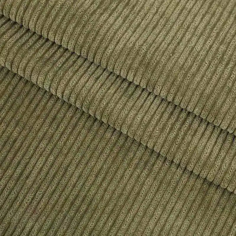 Un examen détaillé du Velours côtelé coton 8 côtes uni au mètre de Longan Craft France révèle ses stries verticales uniques et sa douce texture vert olive, idéale pour le bricolage de couture dans les vêtements, les accessoires ou la décoration.