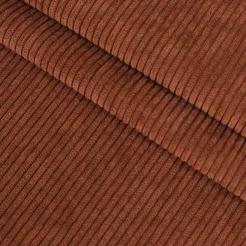 Gros plan sur le Velours côtelé coton 8 côtes uni de Longan Craft France, qui présente une texture brune douce avec des stries diagonales. Parfait pour les vêtements, les accessoires ou les projets de décoration de couture DIY.