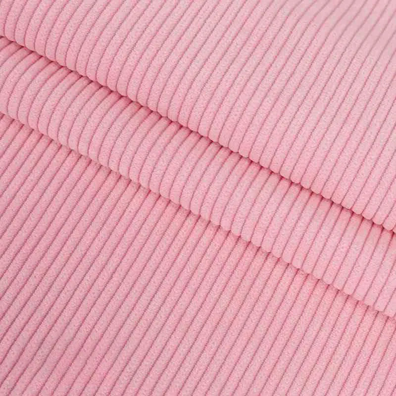 Gros plan sur le Velours côtelé coton 8 côtes uni de Longan Craft France, plié pour révéler sa texture nervurée verticale - idéal pour les vêtements, les accessoires et les projets de bricolage déco.