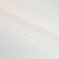 Un gros plan du Velours côtelé coton 8 côtes uni de Longan Craft France montre sa texture blanche nervurée, idéale pour les vêtements, les accessoires et les projets de bricolage décoratif. Une structure et une douceur parfaites visibles dans le détail.