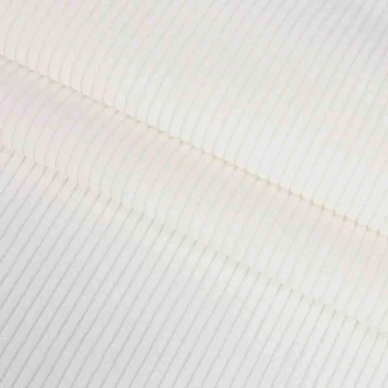 Un gros plan du Velours côtelé coton 8 côtes uni de Longan Craft France montre sa texture blanche nervurée, idéale pour les vêtements, les accessoires et les projets de bricolage décoratif. Une structure et une douceur parfaites visibles dans le détail.
