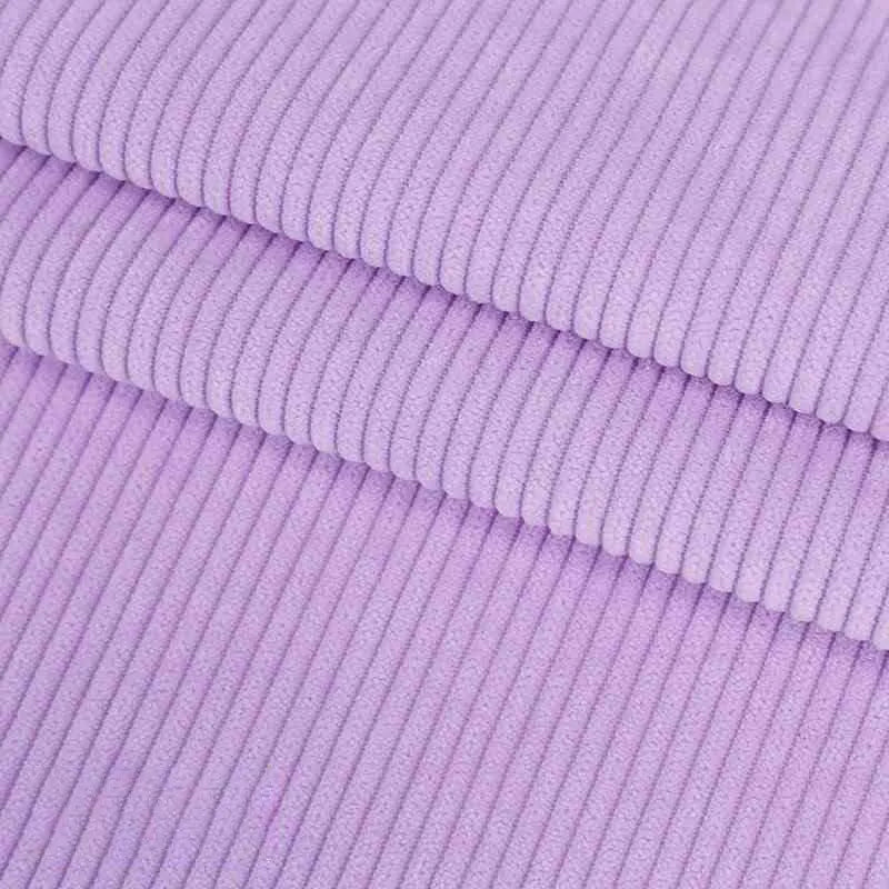 Gros plan sur le Velours côtelé coton 8 côtes uni de Longan Craft France, qui met en évidence ses stries parallèles texturées, idéales pour les vêtements, les accessoires et les projets de décoration.