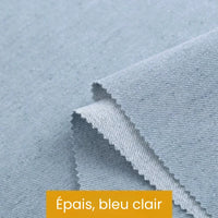 Gros plan sur un épais tissu denim bleu clair à la surface texturée et aux bords coupés en zigzag. Une étiquette jaune indique "Épais, bleu clair", mettant en valeur ce Tissu denim coton au mètre de Longan Craft France.