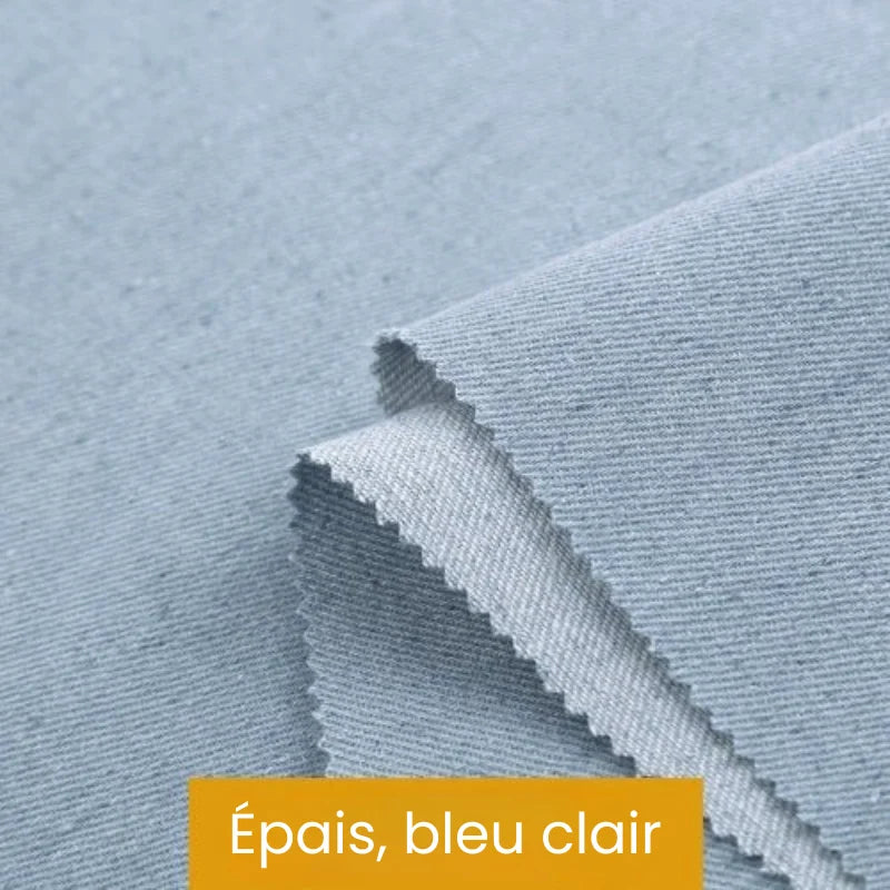 Gros plan sur un épais tissu denim bleu clair à la surface texturée et aux bords coupés en zigzag. Une étiquette jaune indique "Épais, bleu clair", mettant en valeur ce Tissu denim coton au mètre de Longan Craft France.