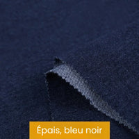 Gros plan sur un tissu denim épais, bleu foncé, dont la trame et les bords coupés sont visibles. Texte en français : "Épais, bleu noir. Idéal pour vos créations avec le Tissu denim coton au mètre de Longan Craft France, disponible en différents grammages.