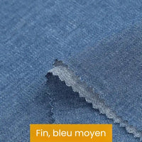 Gros plan sur un tissu denim coton texturé bleu clair avec un bord coupé en zigzag. En bas, une étiquette jaune indique "Fin, bleu moyen". Produit : Tissu denim coton au mètre de Longan Craft France - denim disponible en différents poids et couleurs.