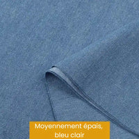 Gros plan sur un tissu en coton denim bleu clair, modérément épais, de Longan Craft France, étiqueté "Moyennement épais, bleu clair". Produit : Tissu denim coton au mètre | Denim de différents grammages.