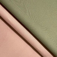 Deux rouleaux de gabardine de coton au mètre de Longan Craft France, l'un vert tendre et l'autre rose pâle, sont présentés côte à côte, montrant le tissage sergé léger idéal pour les chemises respirantes.