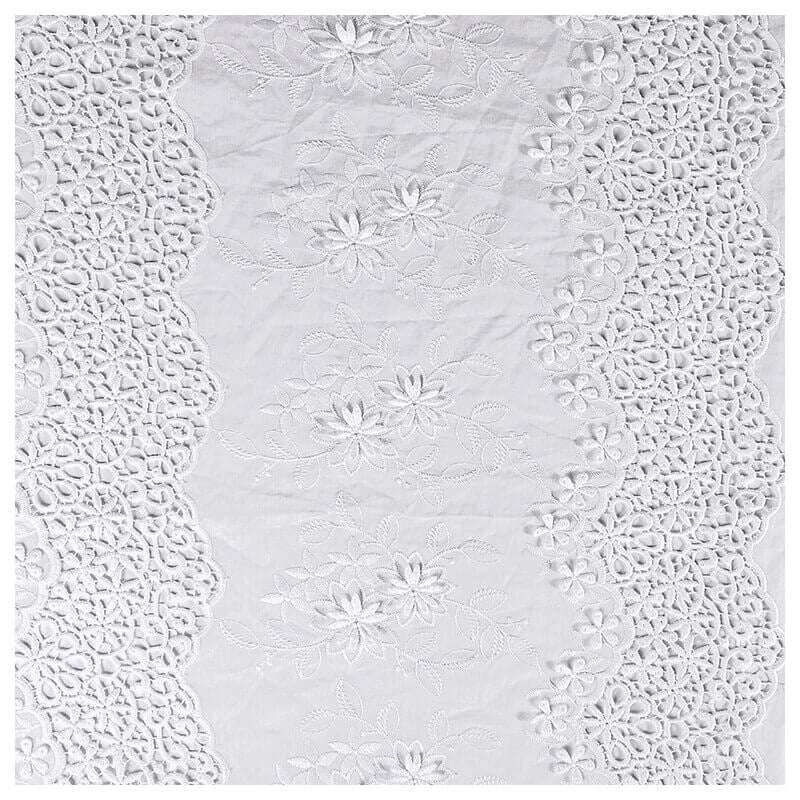 Le Tissu en coton ajouré 3D brodé œillet au mètre de Longan Craft France présente des broderies florales complexes et de la dentelle en sections verticales, idéales pour les vêtements raffinés et les textiles décoratifs.