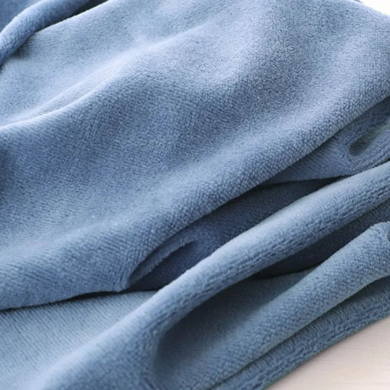 Un gros plan des velours de coton et polyester doux au mètre de Longan Craft France montre un tissu bleu uni en maille, légèrement duveteux, aux bords nets-idéal pour ameublement, habillement et couture.