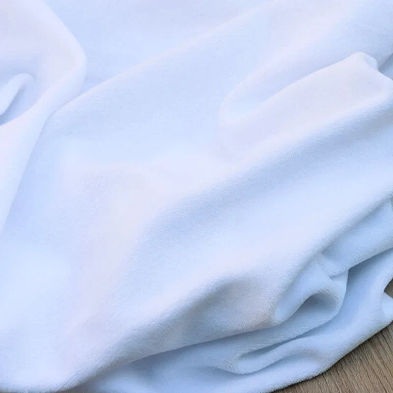 Gros plan sur le Velours de coton et polyester doux au mètre de Longan Craft France, montrant de légers plis sur une surface plane. Idéal pour les tissus d'ameublement, les vêtements et les projets de couture.