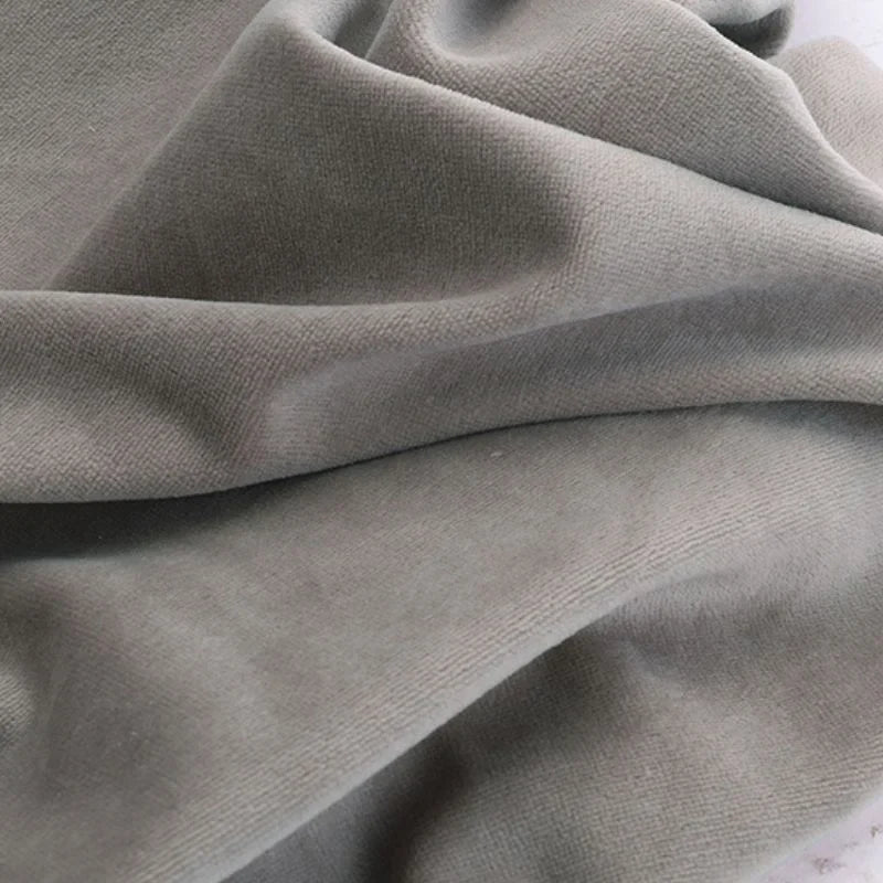 Gros plan sur le Velours de coton et polyester doux au mètre de Longan Craft France, montrant ses plis souples et sa texture nervurée - parfait comme tissu velours uni pour l'ameublement, l'habillement ou la couture.