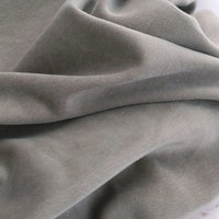 Gros plan sur le Velours de coton et polyester doux au mètre de Longan Craft France, montrant ses plis souples et sa texture nervurée - parfait comme tissu velours uni pour l'ameublement, l'habillement ou la couture.
