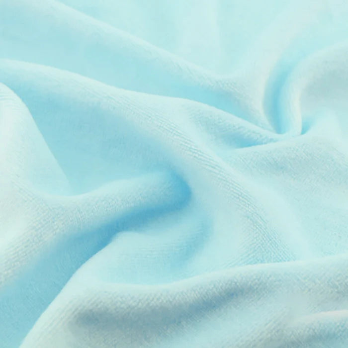 Gros plan sur le Velours de coton et polyester doux au mètre de Longan Craft France, montrant sa couleur bleu clair, ses plis souples et sa finition texturée - parfait pour l'ameublement, l'habillement et la couture.