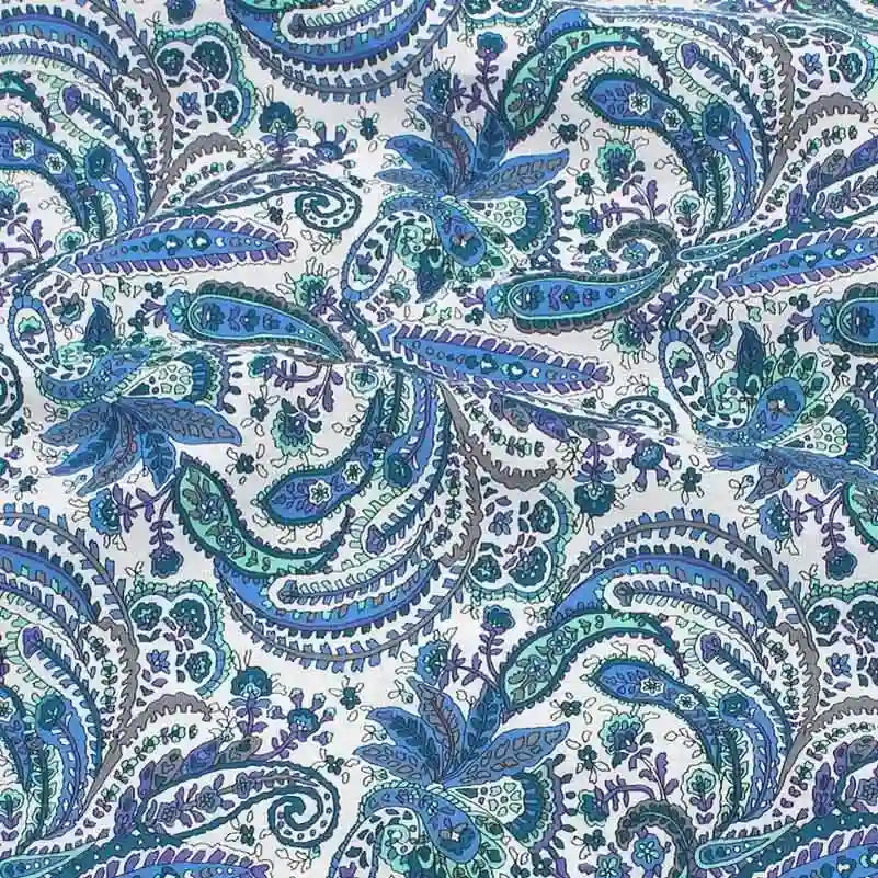 Découvrez le tissu popeline de coton à motif paisley bleu, teal et violet sur fond blanc de Longan Craft France-léger, doux et respirant, idéal pour vêtements, chemises ou accessoires chics. Vendu au mètre.