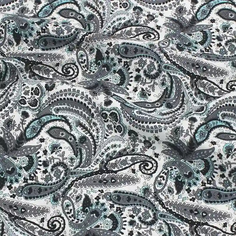 Gros plan sur le Tissu popeline de coton motif paisley au mètre de Longan Craft France, léger, doux et respirant, avec motifs noirs, gris et bleu sur fond blanc-idéal pour vêtements, chemises ou accessoires élégants.