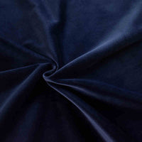 Gros plan sur le Velours de coton 100% pur au mètre de Longan Craft France, en bleu foncé, froncé et torsadé au centre, révélant sa texture douce et lisse et ses subtiles variations d'ombre et de lumière pour des projets créatifs.