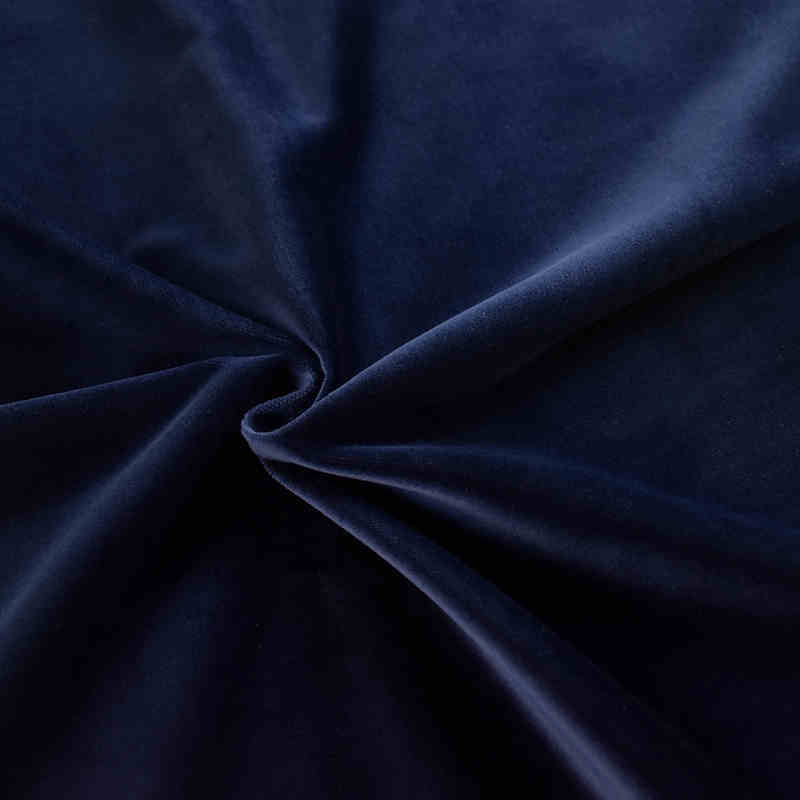 Gros plan sur le Velours de coton 100% pur au mètre de Longan Craft France, en bleu foncé, froncé et torsadé au centre, révélant sa texture douce et lisse et ses subtiles variations d'ombre et de lumière pour des projets créatifs.